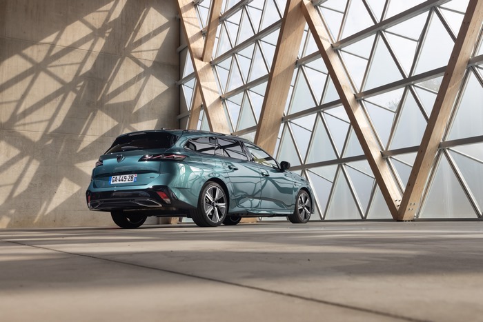 Peugeot 308 SW HYBRID in modern geometric building