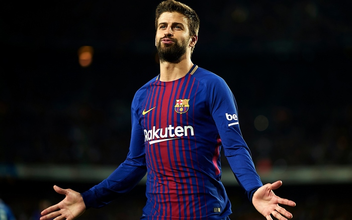 Gerard Piqué looking up in FC Barcelona jersey