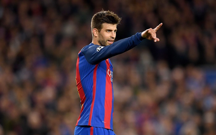 Gerard Piqué pointing in FC Barcelona jersey 4K