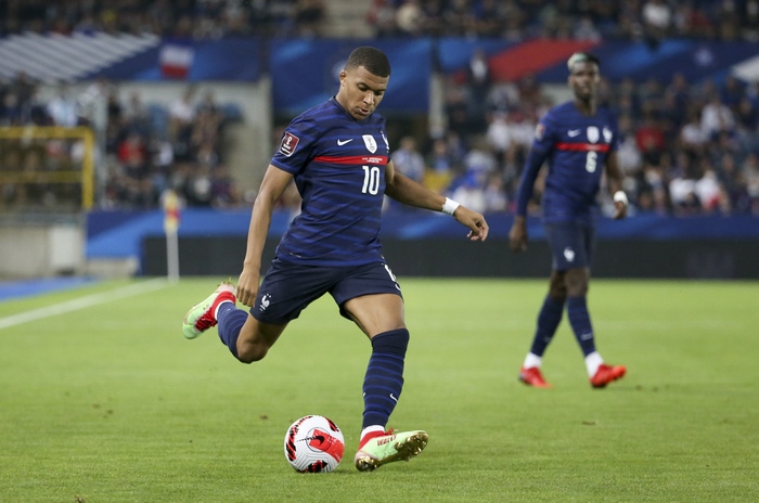 Kylian Mbappé playing football for France
