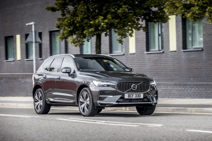 Volvo XC60 T6 Recharge AWD Inscription SUV driving