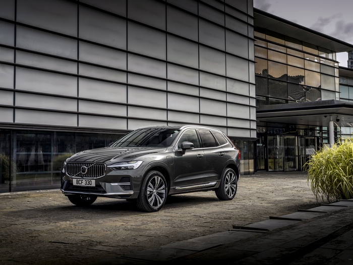Volvo XC60 T6 Recharge SUV at modern building