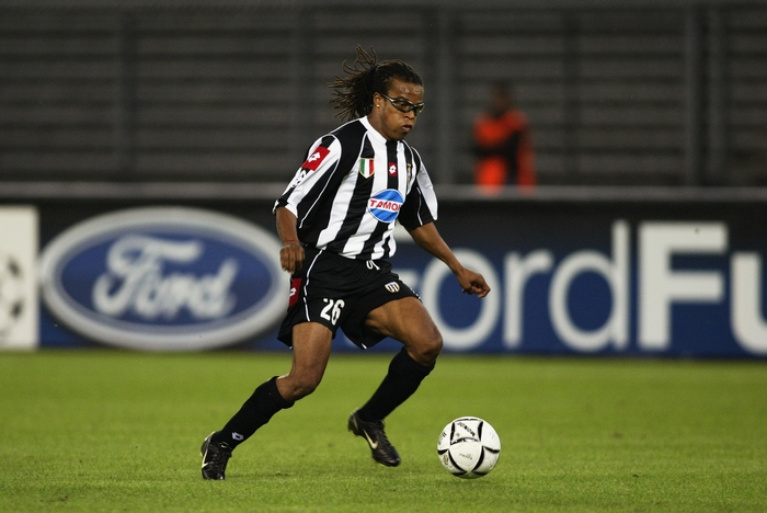 Edgar Davids dribbling for Juventus F.C. in goggles