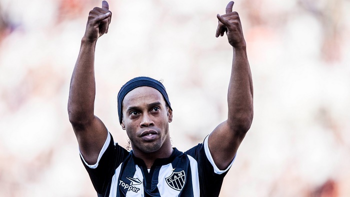Football legend Ronaldinho raises arms for Clube Atlético Mineiro
