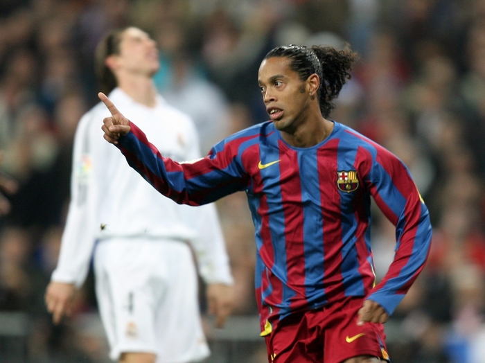 Ronaldinho in FC Barcelona jersey pointing