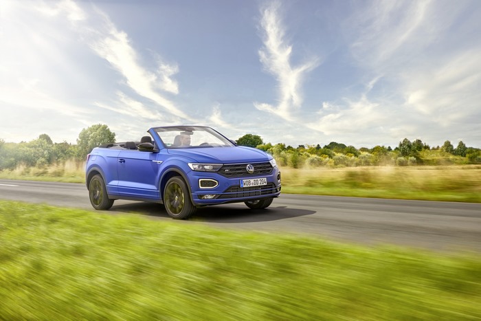 Volkswagen T-Roc Cabriolet R-Line "Edition Blue" driving
