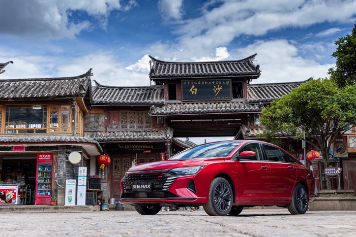 Red Dongfeng Aeolus Yixuan compact car in Baisha village