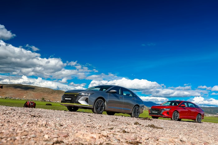 Dongfeng Aeolus Yixuan compact cars on a scenic hillside