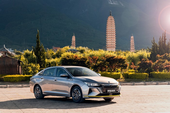 Dongfeng Aeolus Yixuan MAX and ancient pagodas 4K