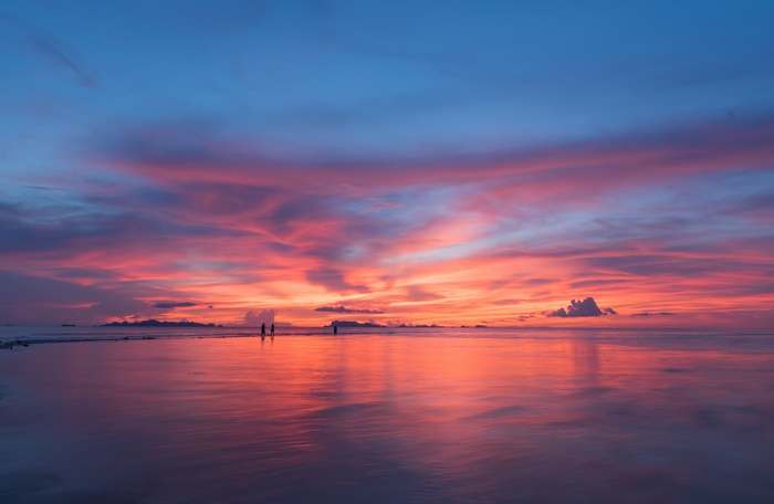 Vibrant 4K Sunset Reflected on Water at Horizon