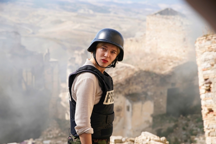Léa Seydoux as a war correspondent in ruins