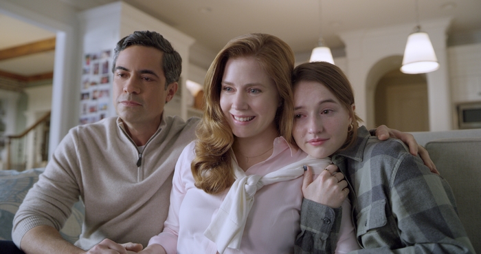 Amy Adams, Kaitlyn Dever, Danny Pino in Dear Evan Hansen