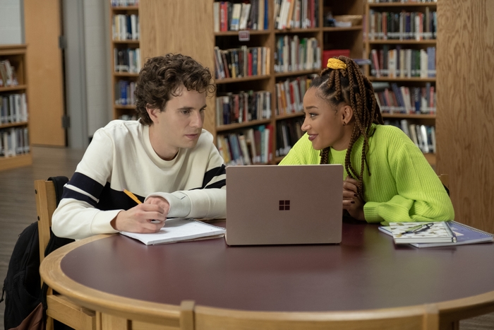 Dear Evan Hansen: Ben Platt and Amandla Stenberg studying in library