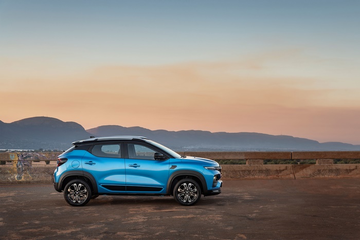 Blue Renault Kiger SUV at sunset with mountains 4K