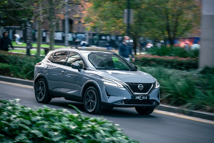 Nissan Qashqai 4K SUV driving through a city