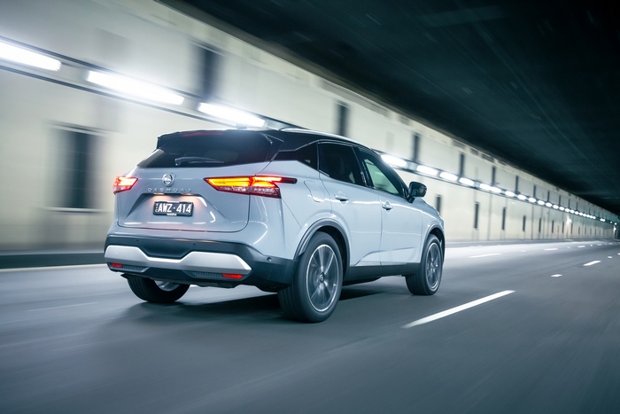 Nissan Qashqai 4K SUV driving through a tunnel