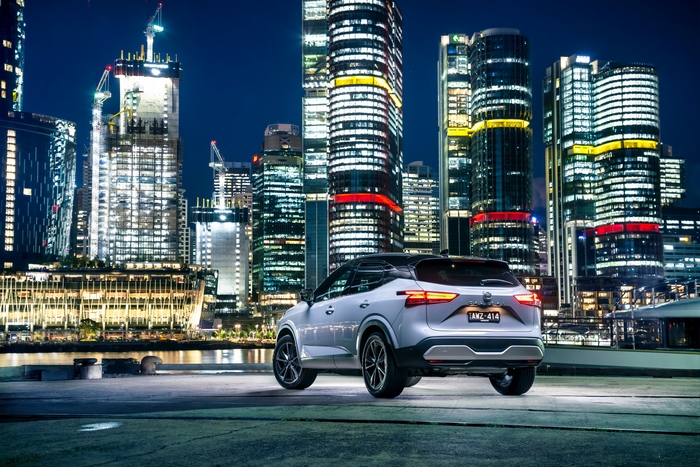 Nissan Qashqai SUV city night 4K