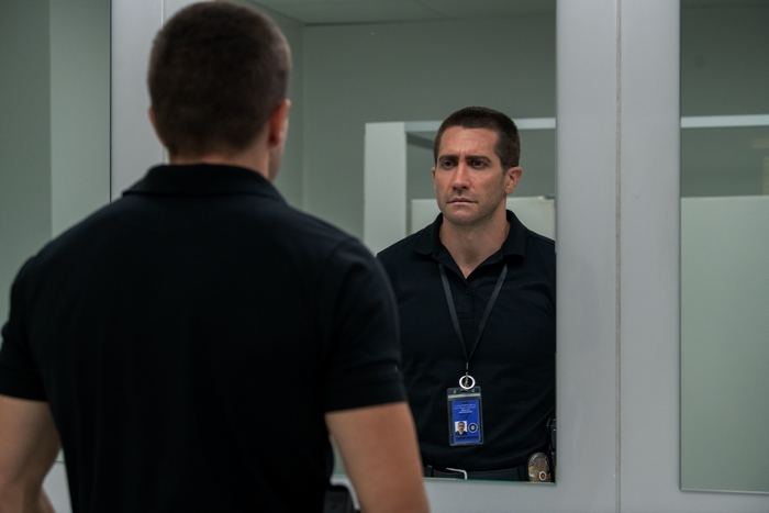 Jake Gyllenhaal reflects in mirror in The Guilty (2021)