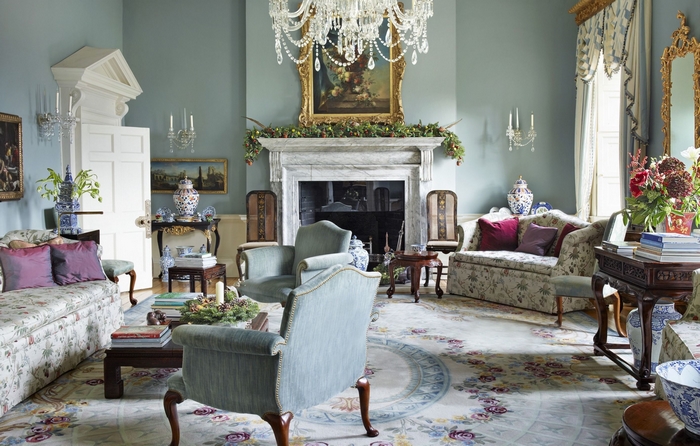 Elegant Traditional Room with Chandelier and Floral Decor