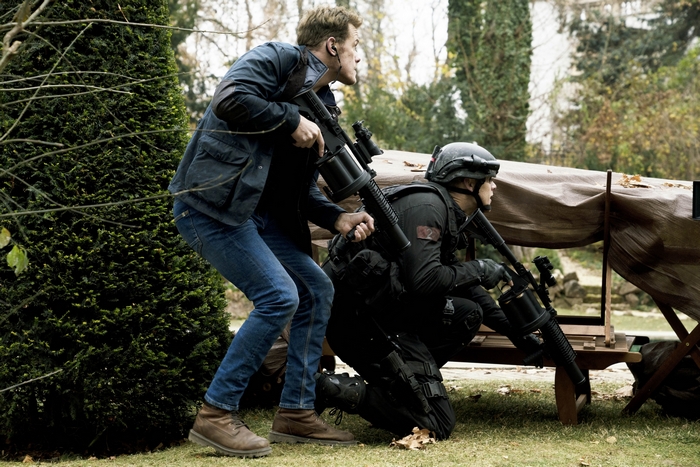 Sam Heughan and operative with rifles in SAS: Red Notice