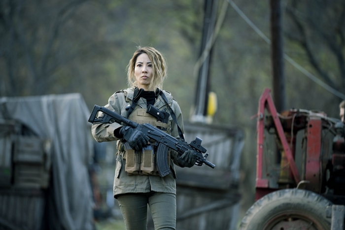 Jing Lusi holding a rifle in SAS: Red Notice