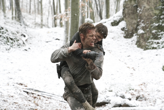 Sam Heughan carrying someone in SAS: Red Notice