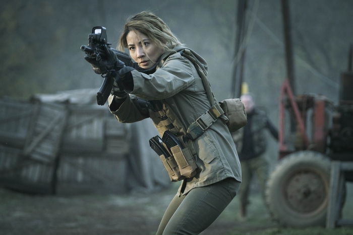 Jing Lusi in SAS: Red Notice aiming rifle