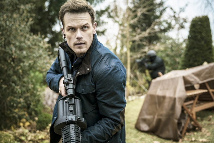 Sam Heughan holding weapon in SAS: Red Notice