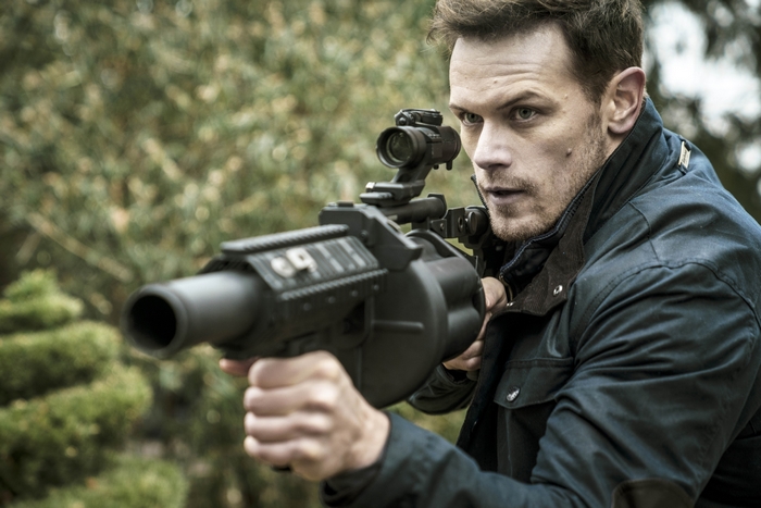 Sam Heughan aiming a grenade launcher in SAS: Red Notice