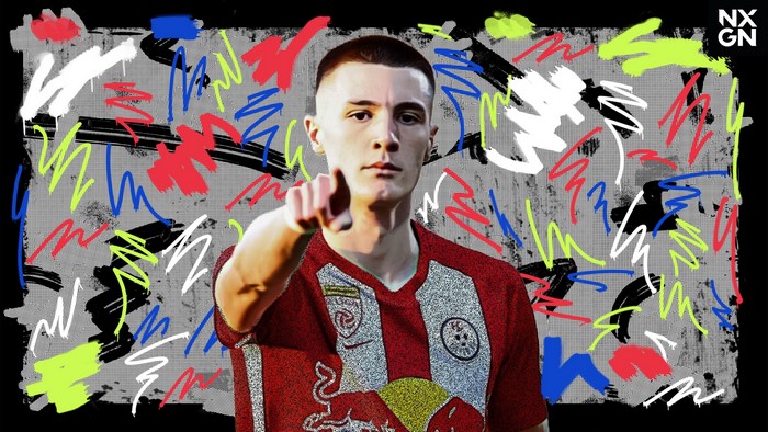 Benjamin Šeško in Red Bull Salzburg jersey pointing