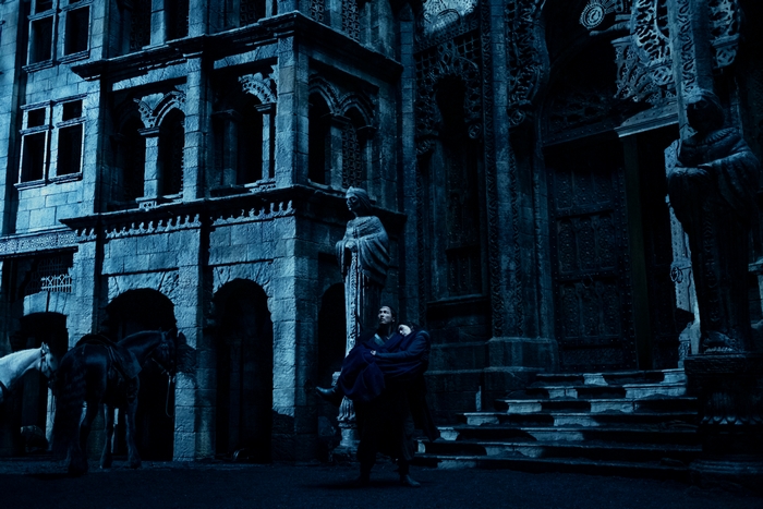 Lan carrying Moiraine in The Wheel Of Time