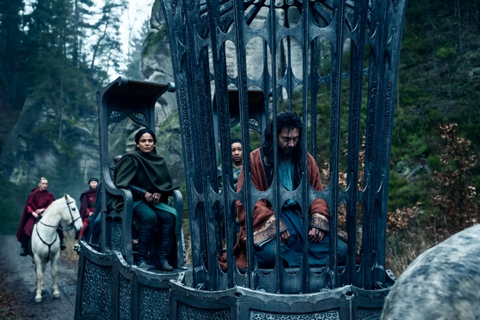Álvaro Morte caged in The Wheel Of Time