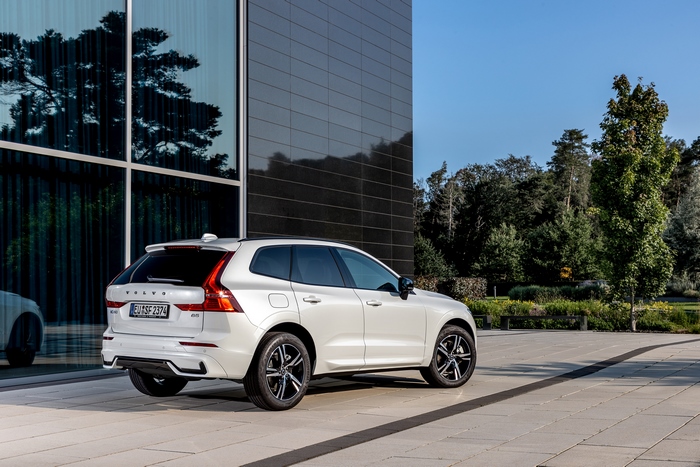 White Volvo XC60 B5 R-Design SUV parked by modern building