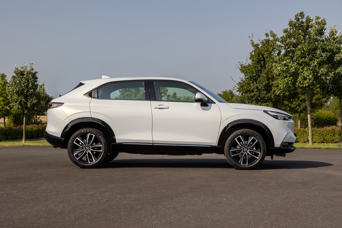 White Honda HR-V e:HEV SUV 4K side view