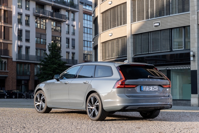 Grey Volvo V90 T6 AWD Recharge R-Design in city