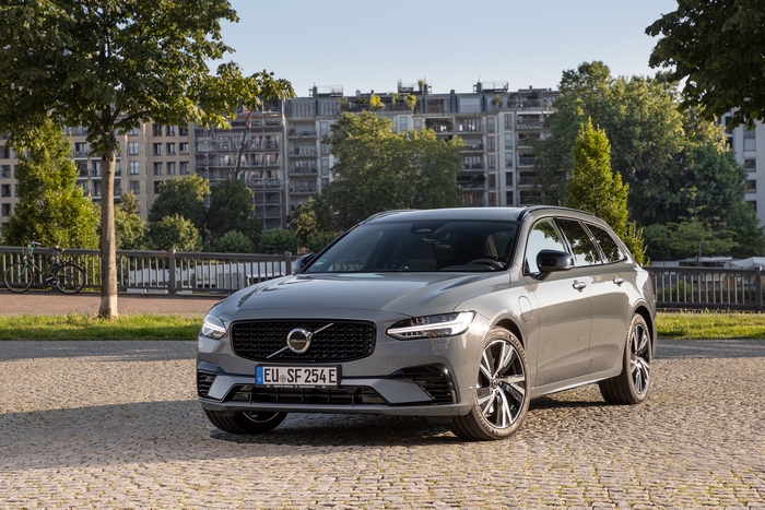 Volvo V90 T6 AWD Recharge R-Design parked on cobblestones