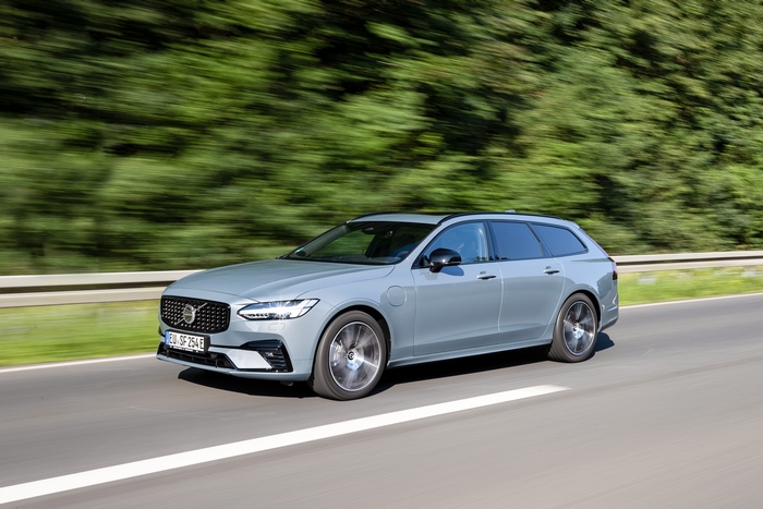 Volvo V90 T6 AWD Recharge R-Design Driving on Road