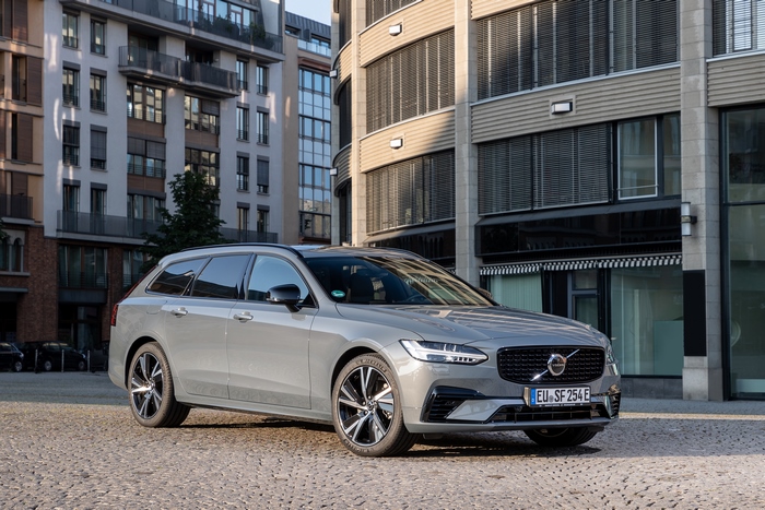 Volvo V90 T6 AWD Recharge R-Design luxury car