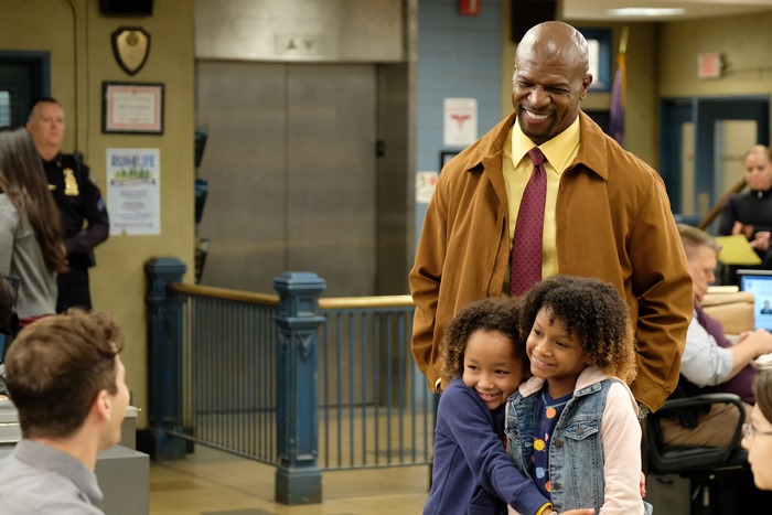 Terry Crews with two girls in Brooklyn Nine-Nine