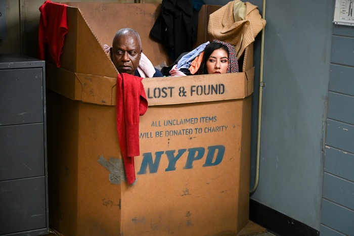 Brooklyn Nine-Nine: Holt and Rosa in Lost & Found box