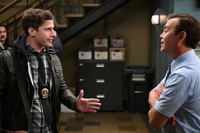 Andy Samberg and Joe Lo Truglio talking in Brooklyn Nine-Nine