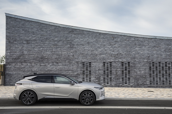 DS 4 E-Tense electric car by a modern brick building