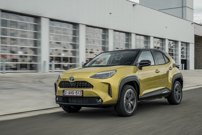 Toyota Yaris Cross Hybrid Elegant SUV driving