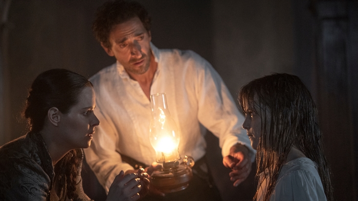 Adrien Brody, Emily Hampshire and girl by lamplight in Chapelwaite