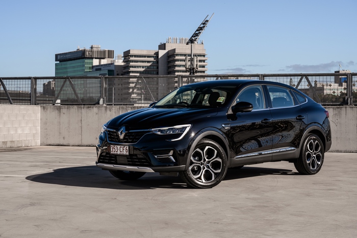 Sleek black Renault Arkana SUV in urban setting