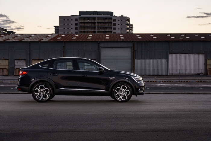 Black Renault Arkana 4K SUV parked on street