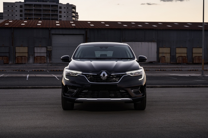 Black Renault Arkana SUV parked in an industrial area