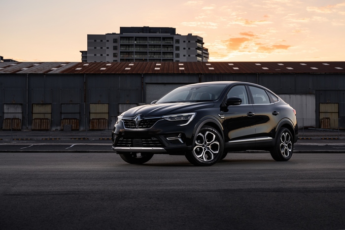 Black Renault Arkana SUV at sunset