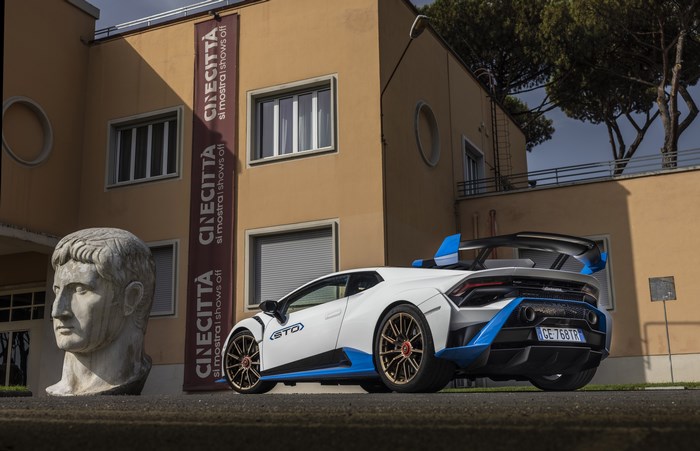 Lamborghini Huracán STO at Cinecittà with Roman bust