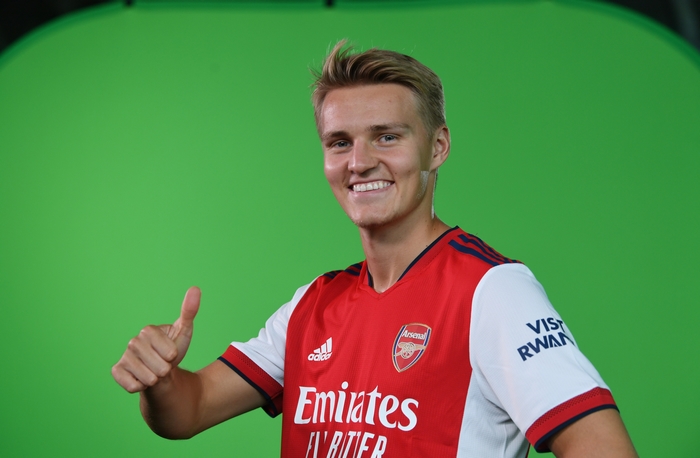 Martin Ødegaard gives thumbs up in Arsenal F.C. kit